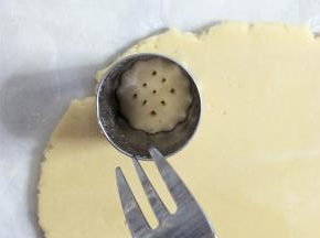 用饼干模具压出形状，并扎上小孔。