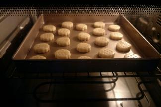 依次做好放入烤盘，每个之间留出一定的距离。把烤盘放入提前预热好的烤箱中层上下火170度，约烤22分钟左右。