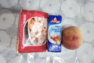 准备食材，桃子洗净。