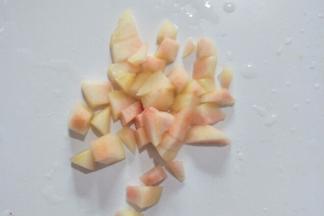 把桃子去皮切成1厘米大小的小方块。