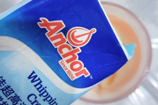 把桃子块和淡奶油放入榨汁杯中