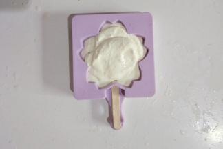 把奶油糊倒入模具中