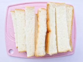 每片吐司切成均匀的四条。