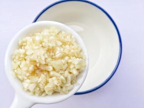 椰子油中加入蒜末。