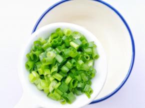 加入葱花。