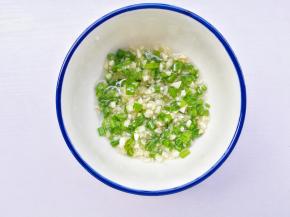 加适量盐拌匀。