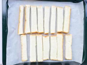 烤盘垫油纸，吐司码入烤盘中。