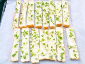 拌匀的椰子油抹在吐司表面。