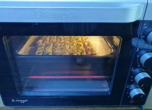 180度上下火烤5分钟左右，烤至面包表面上色即可。