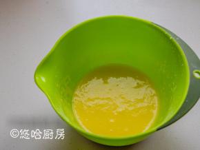 蛋清蛋黄分开至2个无油无水的干净容器中，蛋黄中加入玉米油搅拌至颜色变浅。加入水搅匀，筛入低筋面粉切拌均匀待用。