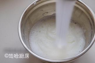 烤箱先预热，上火190度、下火170度预热。蛋清先用打蛋器打出大泡沫，一次性加入细砂糖，分2次加入亦可。