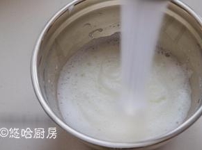 烤箱先预热，上火190度、下火170度预热。蛋清先用打蛋器打出大泡沫，一次性加入细砂糖，分2次加入亦可。