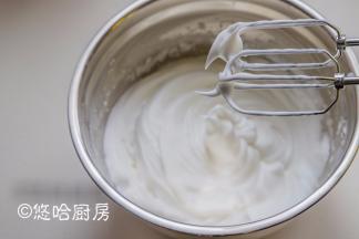 将蛋清打至细腻光滑、有清晰纹路的状态，拉起打蛋头，蛋清呈现小弯钩的状态即可。