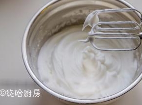 将蛋清打至细腻光滑、有清晰纹路的状态，拉起打蛋头，蛋清呈现小弯钩的状态即可。