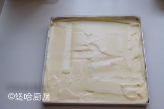 拌匀的蛋黄糊倒回余下的蛋白霜中，继续切拌均匀，拌匀的面糊呈现细腻光滑的状态。面糊倒入提前铺好油布的烤盘中，表面大致刮平，烤盘在台面上轻震几下，震出面糊中的大气泡。