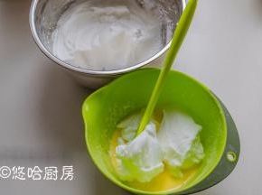 取1/3蛋白霜至蛋黄糊中，切拌均匀。