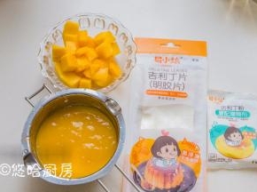 蛋糕放凉的时候，来做慕斯液。芒果肉打成细细的果泥，再切一些芒果丁，准备吉利丁粉和吉利丁片。