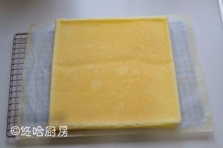 烘烤结束后取出烤盘，蛋糕倒扣在铺好油布的网架上，撕开底部的油布散热放凉。