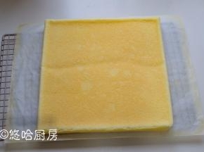 烘烤结束后取出烤盘，蛋糕倒扣在铺好油布的网架上，撕开底部的油布散热放凉。