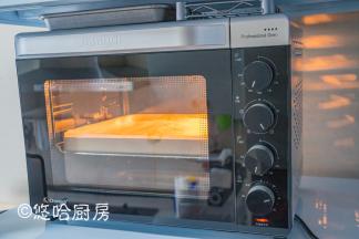 烤盘放入已预热到位的烤箱中下层，烘烤20分钟。