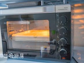 烤盘放入已预热到位的烤箱中下层，烘烤20分钟。