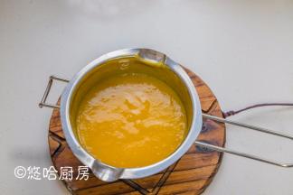 吉利丁粉加到芒果泥中，用小火加热至吉利丁粉完全融化，加热时用刮刀经常搅拌，避免吉利丁粉结块。芒果泥稍微放凉待用。