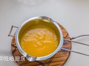 吉利丁粉加到芒果泥中，用小火加热至吉利丁粉完全融化，加热时用刮刀经常搅拌，避免吉利丁粉结块。芒果泥稍微放凉待用。