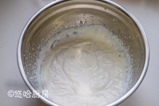 淡奶油中加入细砂糖35克，用打蛋器搅打至有纹路不流动的状态即可。