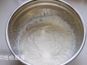 淡奶油中加入细砂糖35克，用打蛋器搅打至有纹路不流动的状态即可。