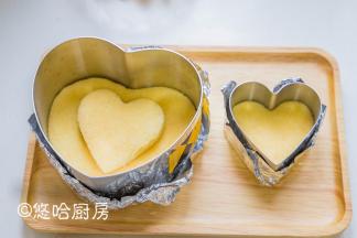 放凉的蛋糕用慕斯圈切出心型，一个6寸大的，2个小的。慕斯圈底部用锡纸包起来。