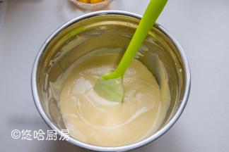 芒果泥加入淡奶油中，继续搅打均匀，搅匀即可。