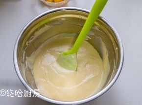 芒果泥加入淡奶油中，继续搅打均匀，搅匀即可。