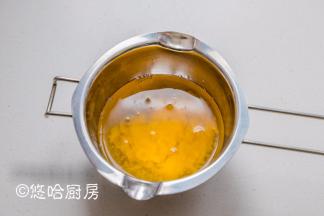 最后做镜面果胶，2片吉利丁片剪开，用50克温水泡软。吉利丁片隔热水融化后，放入50克芒果泥搅匀，就是镜面果胶了，放凉待用。