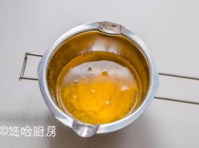最后做镜面果胶，2片吉利丁片剪开，用50克温水泡软。吉利丁片隔热水融化后，放入50克芒果泥搅匀，就是镜面果胶了，放凉待用。