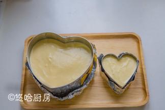 在大的慕斯圈中放入一片蛋糕片，继续倒入余下的慕斯液。模具用保鲜膜盖住，放冰箱冷藏一个小时以上。