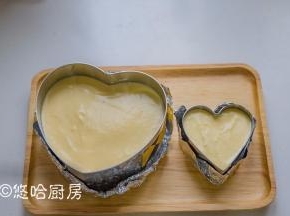 在大的慕斯圈中放入一片蛋糕片，继续倒入余下的慕斯液。模具用保鲜膜盖住，放冰箱冷藏一个小时以上。