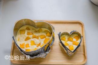 慕斯圈底部放一片蛋糕，倒入一半的慕斯液，放入一层芒果丁。保证每一块芒果丁均在慕斯液中，不要放太密。