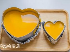 取出冷藏一小时的慕斯，慕斯液表面已不流动了，倒入放凉的果胶，左右晃动均匀，继续放回冰箱冷藏，至少冷藏4小时以上，能过夜是最好。