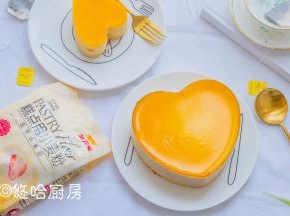 冷藏后的慕斯，用热毛巾围着慕斯圈捂一会就可轻松脱模。