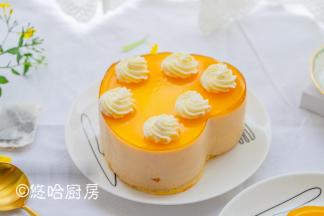 可以打发一点淡奶油，在表面挤花装饰一下。