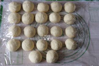发酵完成后倒出面团揉面3-5分钟排气，然后分成50g左右的面团一一揉圆，盖上保鲜膜静置20分钟进行中间发酵；