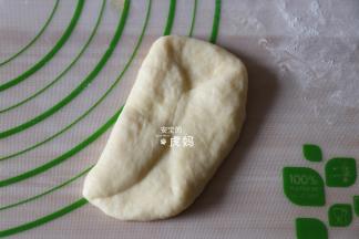 另一边也折四分之一压紧；