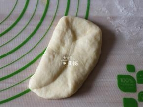 另一边也折四分之一压紧；
