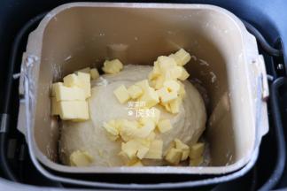 揉面程序结束后放入黄油，继续选择揉面程序；