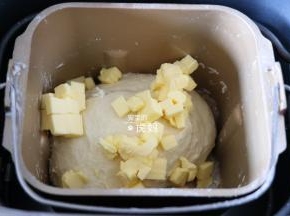 揉面程序结束后放入黄油，继续选择揉面程序；