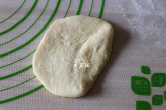 翻一面，一边折四分之一，压紧；