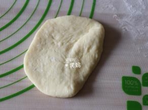 翻一面，一边折四分之一，压紧；
