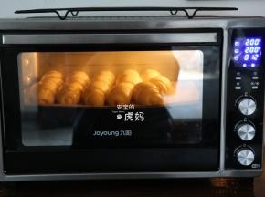放进预热好的烤箱中层，上下管200度，12分钟左右；