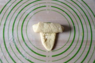 从上往下卷起；