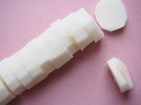 山药去皮，切成小块